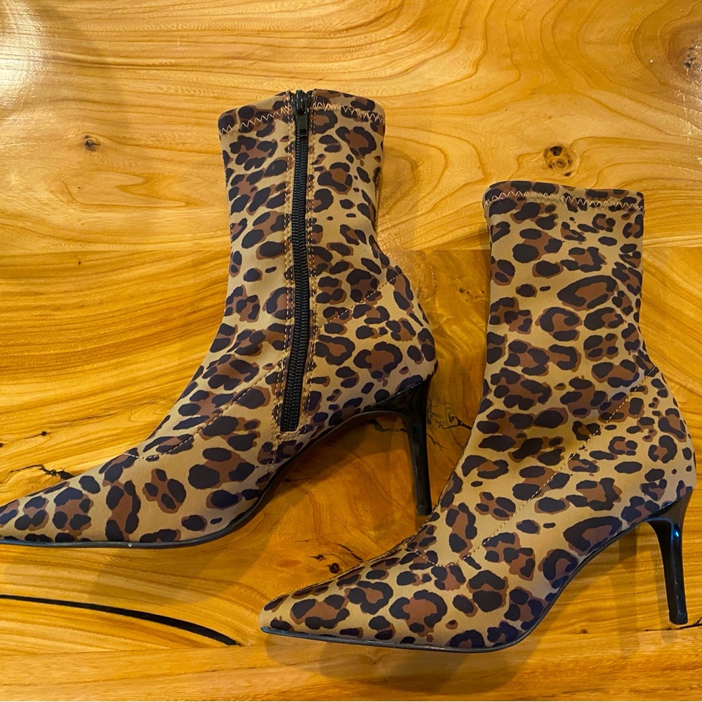 Ankle high lepord print heeled boots